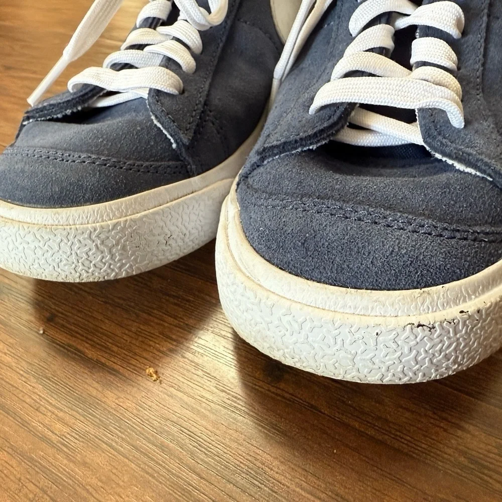 Nike Blazer ‘77 low Navy and White Suede Sneakers-Size 4.5
